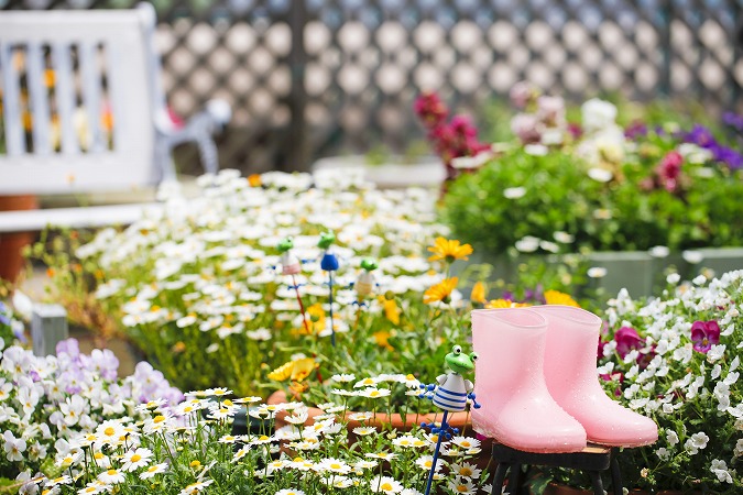 花々とピンク長靴